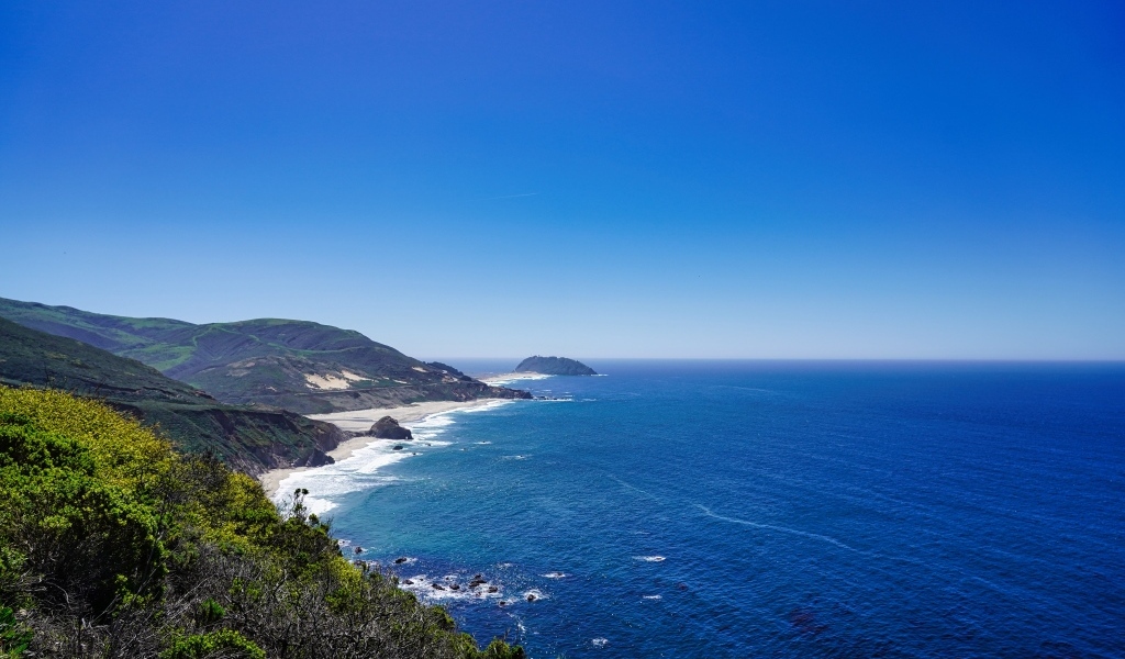 Красивый вид на горы у подножия океана