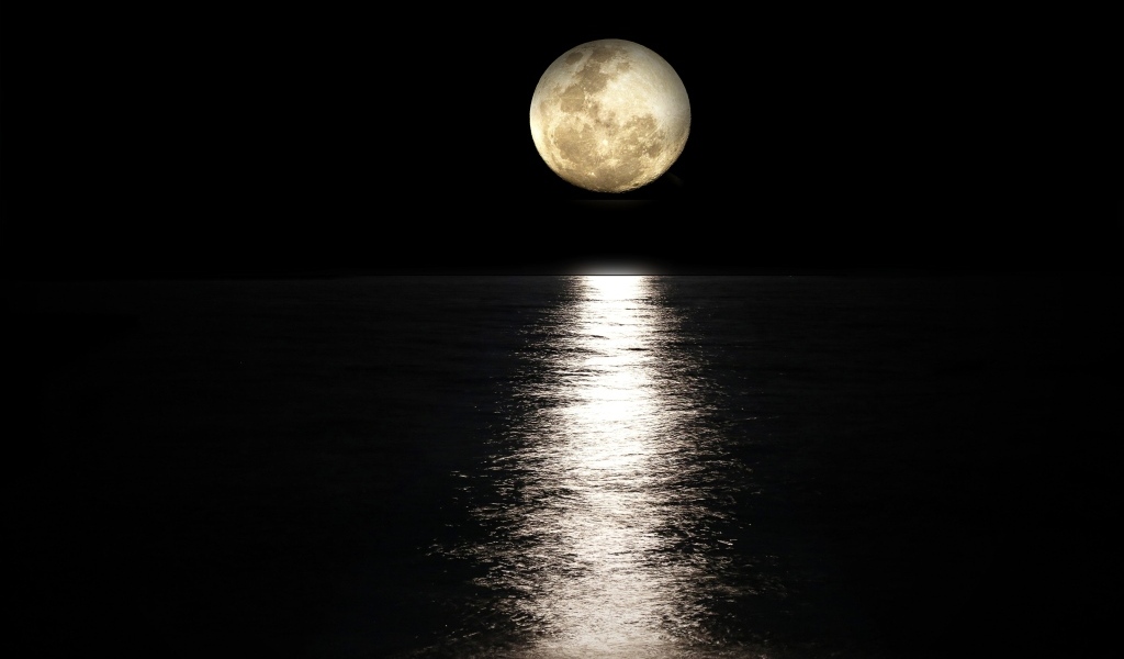 Большая луна отражается в морской воде ночью