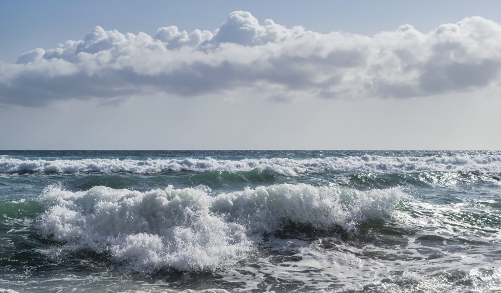 Большое белое облако над бушующим морем