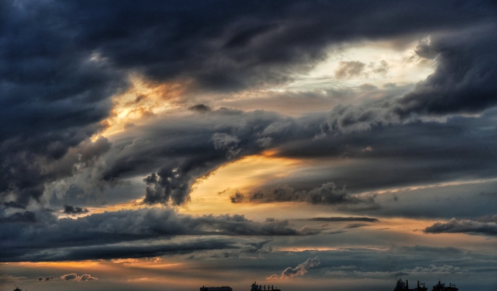 Черное грозовое небо над морем