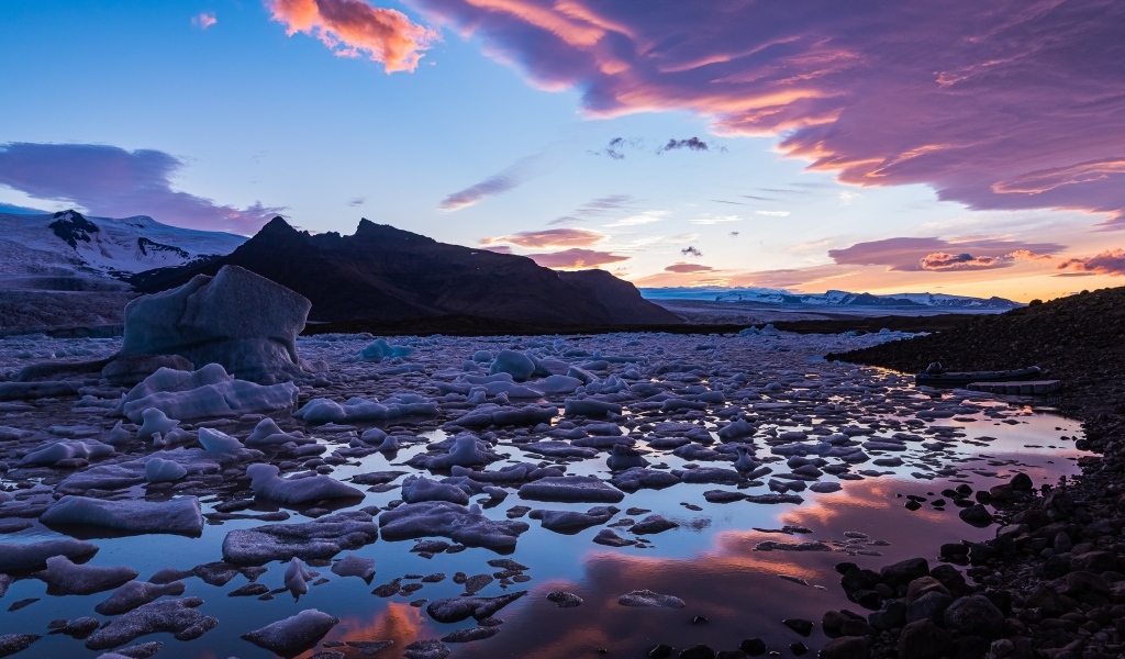 Глыбы льда на берегу в воде 
