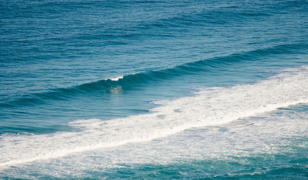 Тихая голубая морская вода крупным планом