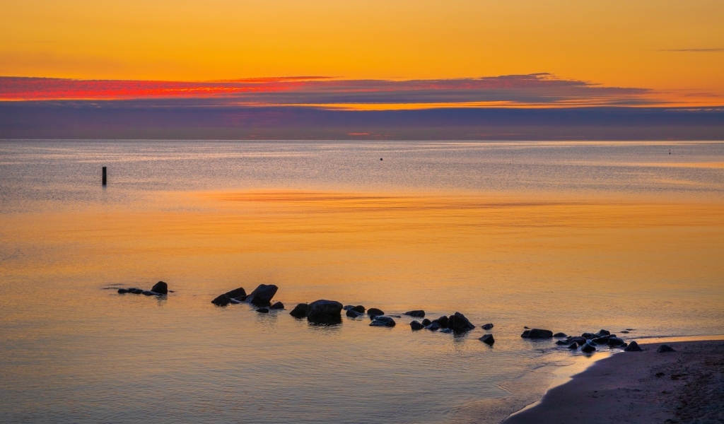 Спокойное теплое море на закате в сумерках