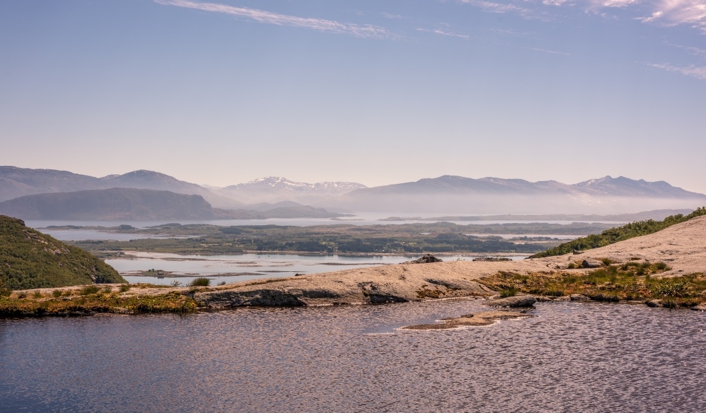 Спокойная вода в заливе под голубым небом летом