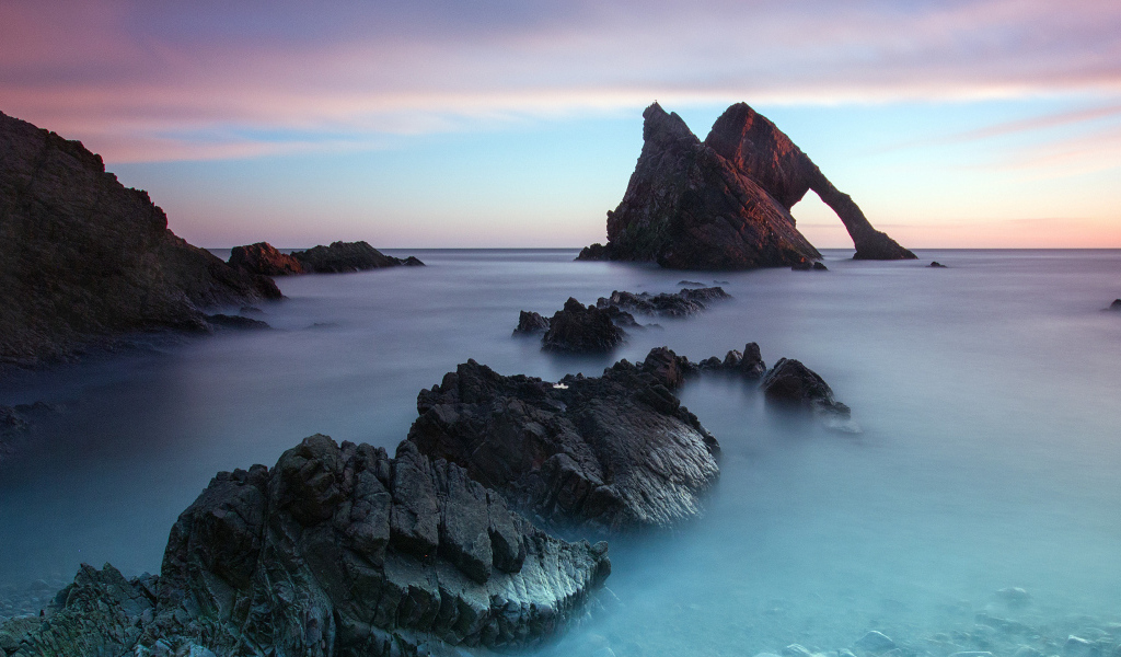 Большие камни в холодной морской воде