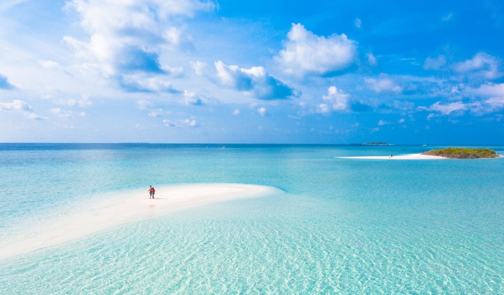 Низкое небо над голубой водой океана