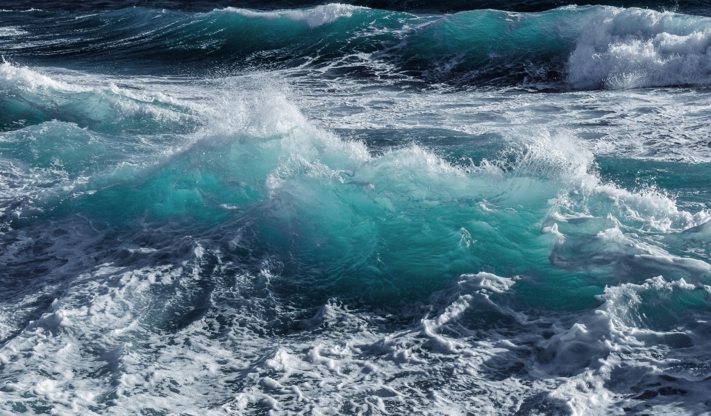 Бушующая голубая вода моря