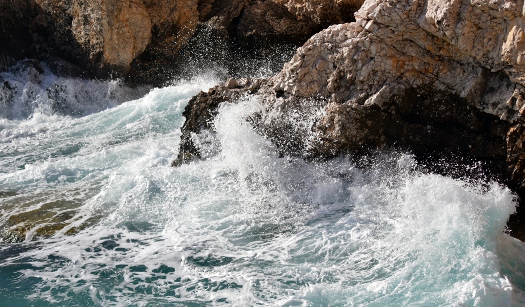 Бушующие морские волны бьются о камни