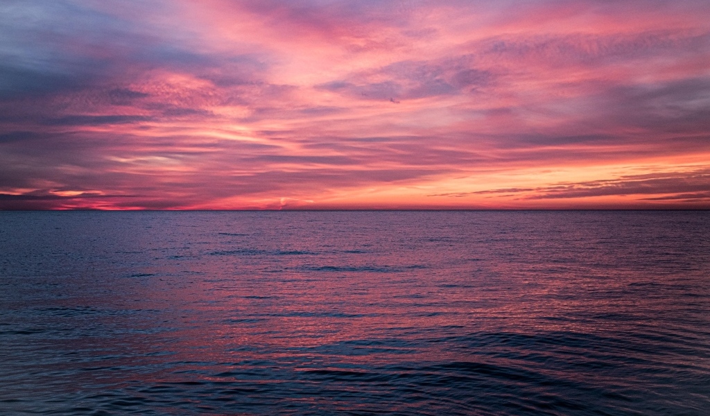 Красный закат над спокойным морем