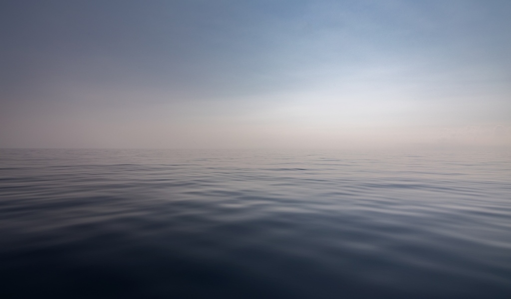 Морская гладь на фоне голубого неба