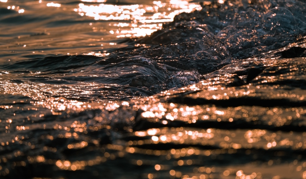 Морская вода с волнами крупным планом