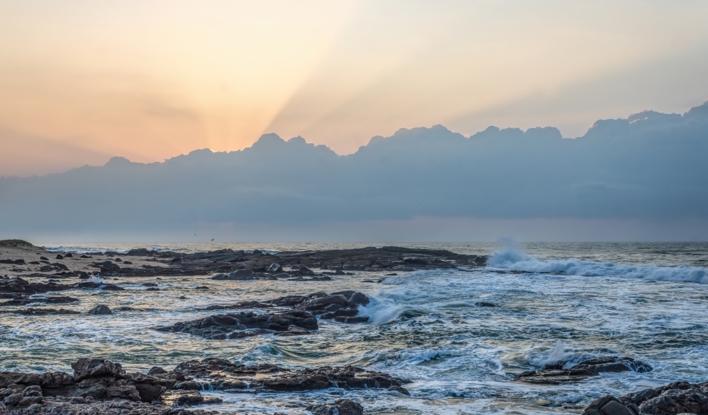 Восход солнца в облаках над морем