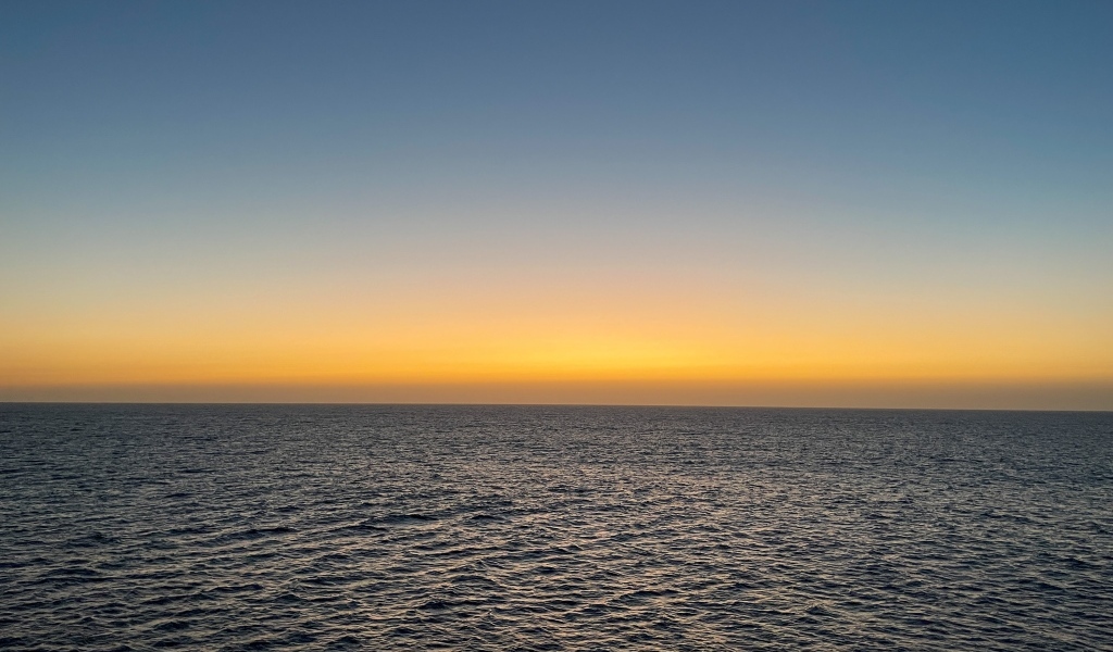 Закат солнца на горизонте над морем