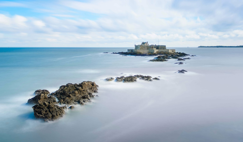 Крепость стоит на острове в море