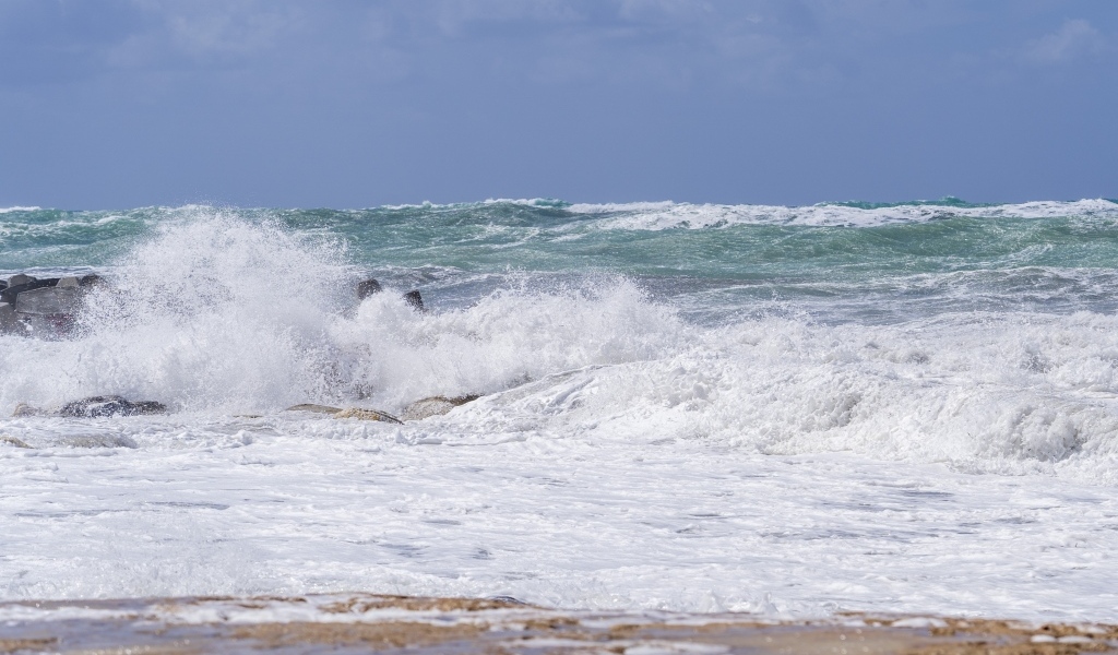 Белая морская пена на берегу моря