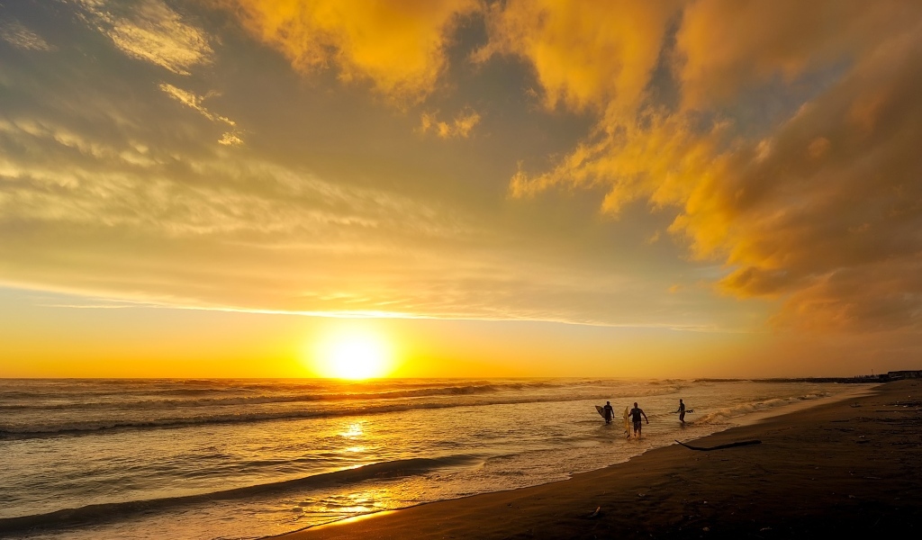 Красивый низкий закат солнца над морем