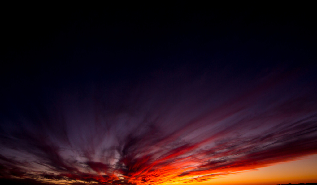 Красивый красный закат в темном небе