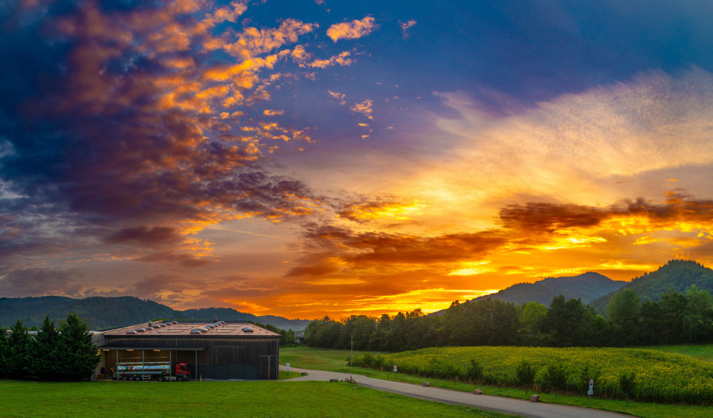 Красивое небо на закате солнца над домом
