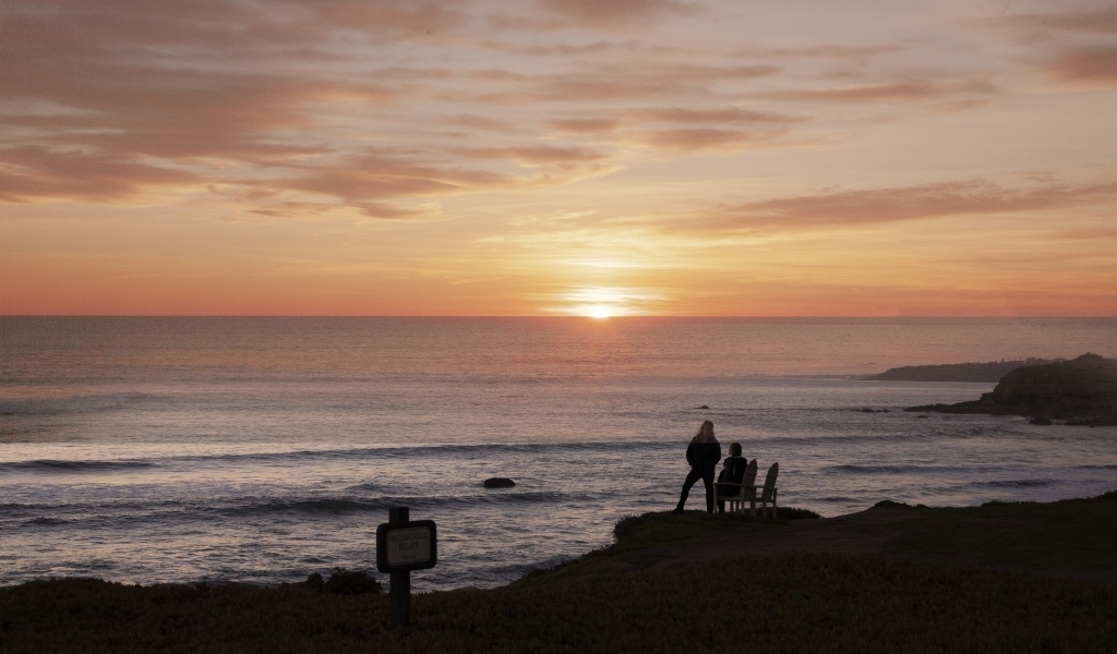 Красивый закат летнего солнца над морем