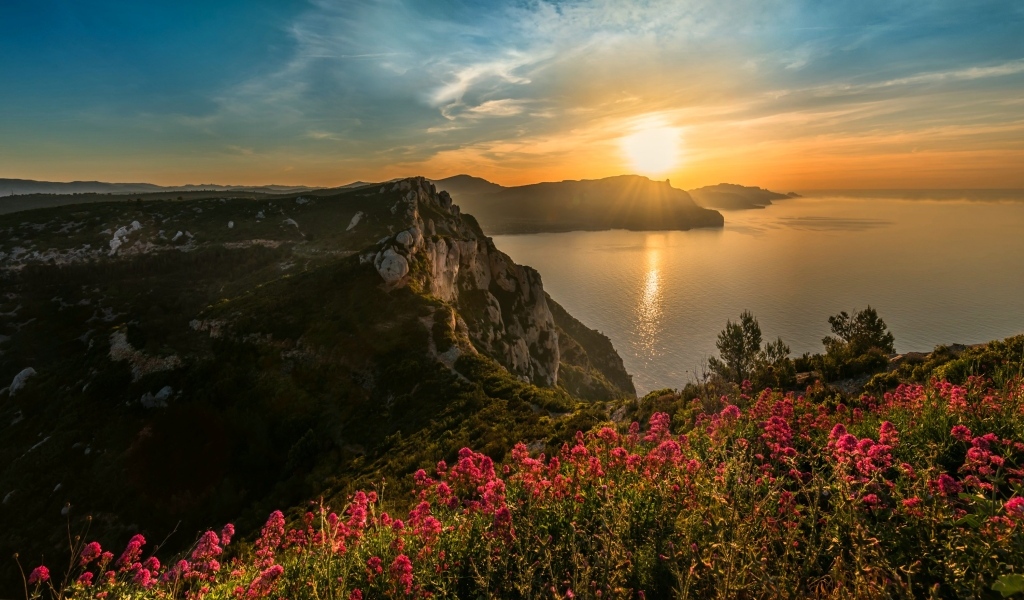 Красивый рассвет солнца над горами летом