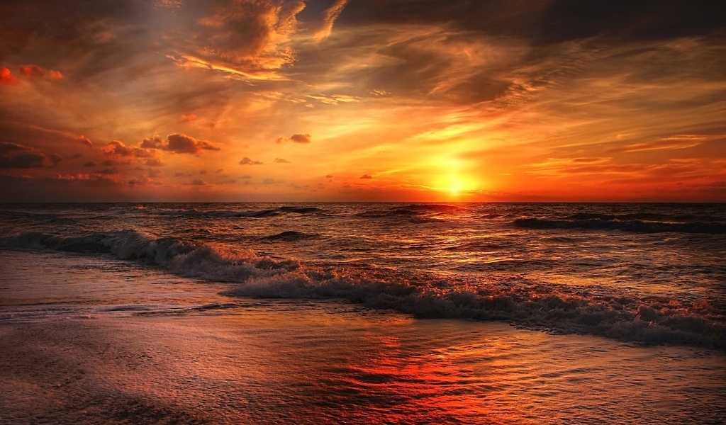 Красивый закат в небе над морем летом