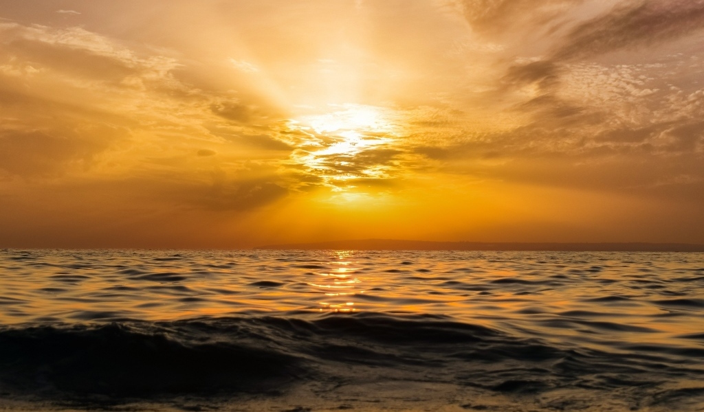 Красивый закат яркого солнца над морем