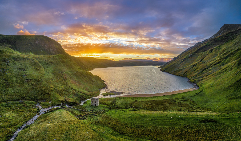 Красивый закат солнца над горным озером