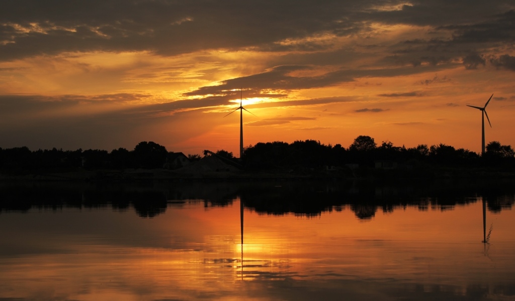 Красивый закат солнца отражается в озере