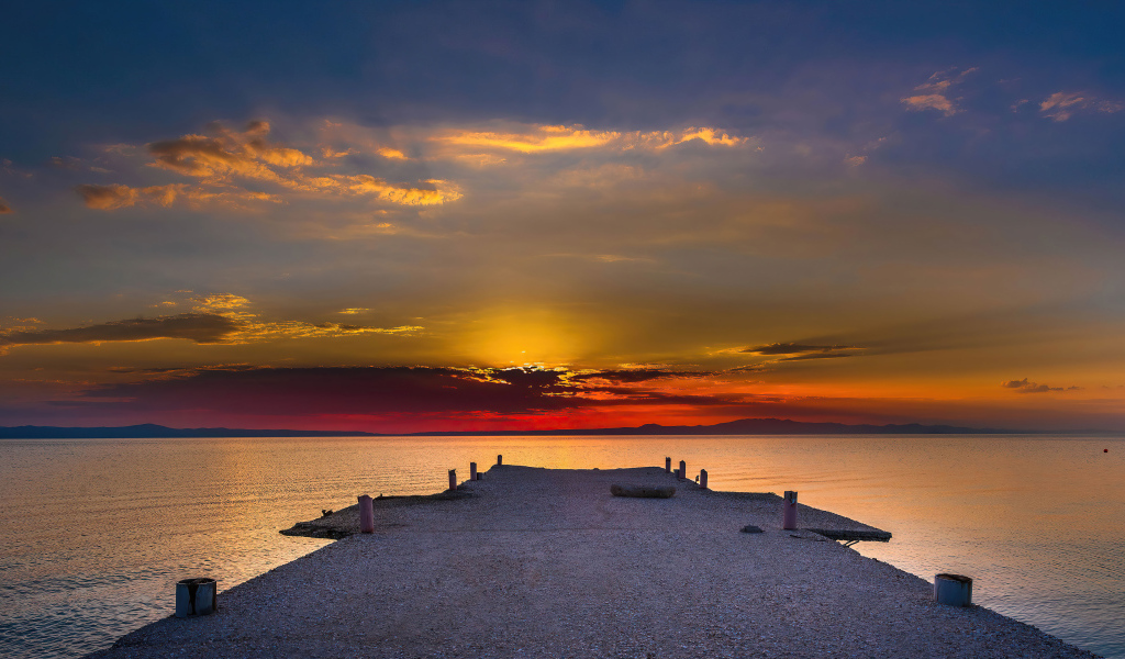 Мост у морского залива на закате солнца