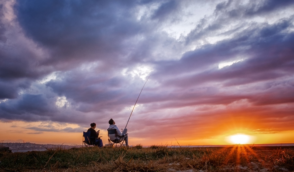 Рыбалка на закате яркого летнего солнца
