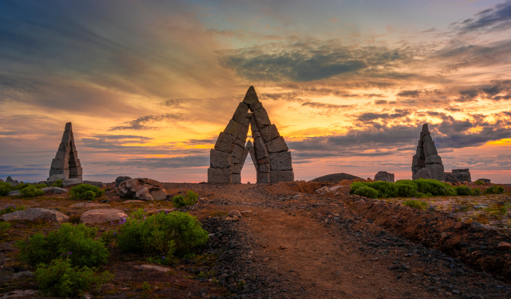 Каменные арки на фоне красивого неба на закате солнца