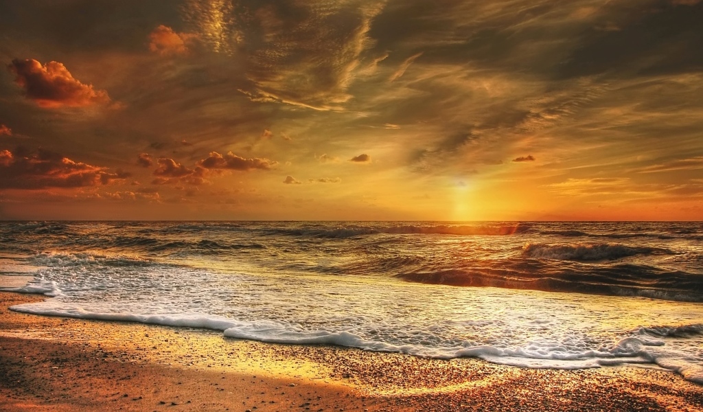 Закат солнца в небе у морского побережья