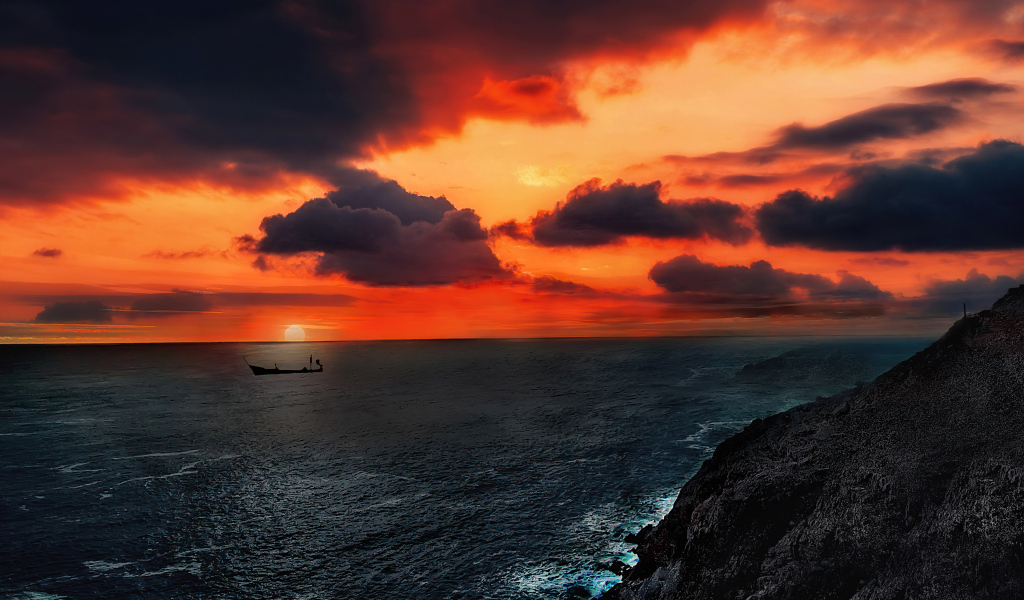 Красный закат солнца окутал спокойное море