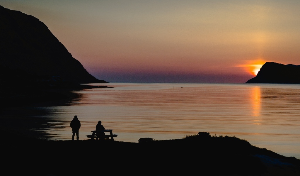 Солнце скрывается за горой в заливе