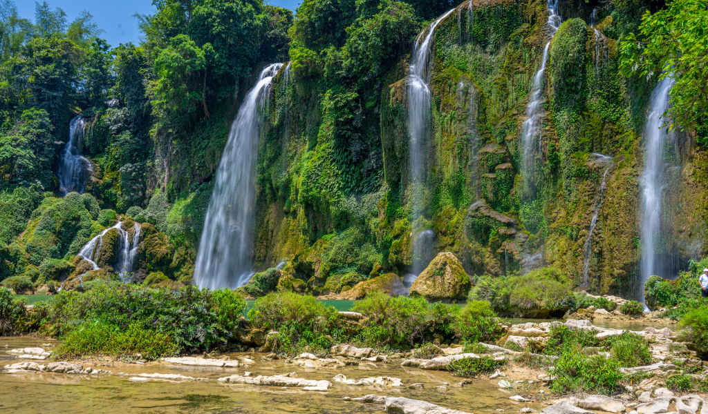Красивые водопады стекают по склону горы