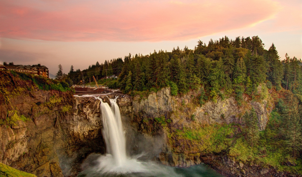 Водопад у покрытых соснами гор