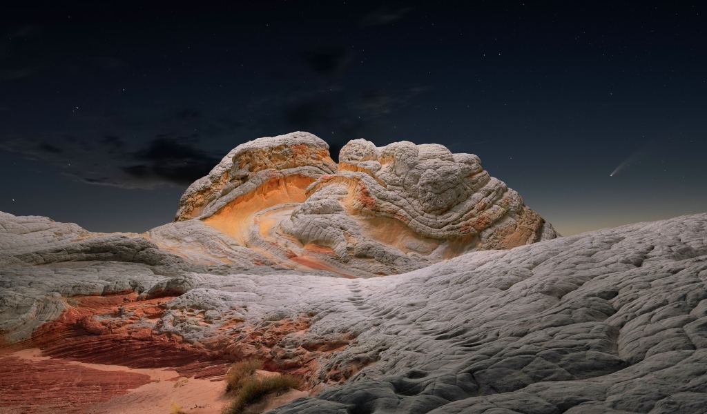 Каменное образование под звездным небом
