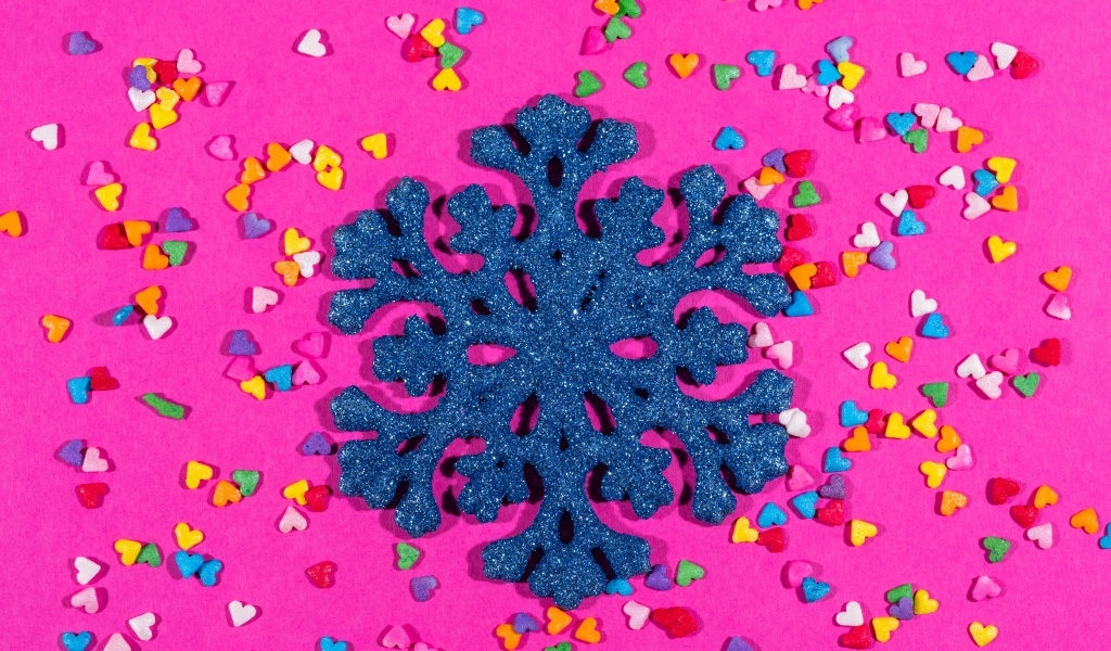 Большая синяя снежинка на розовом фоне с сердечками