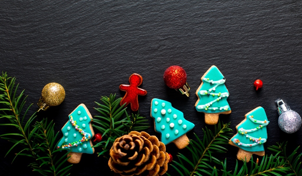 Новогоднее печенье с еловыми ветками на сером фоне