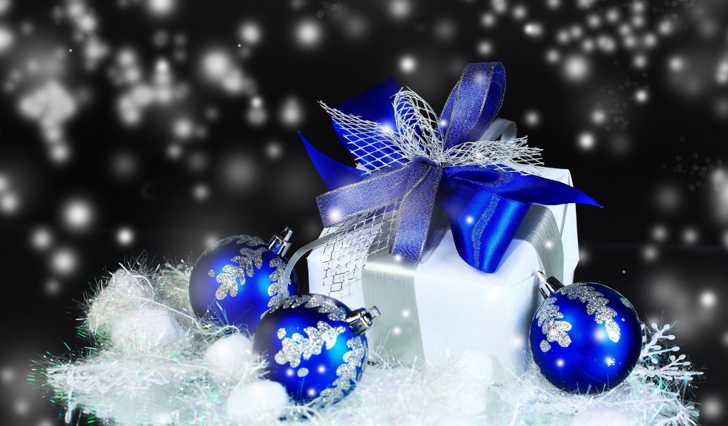 Подарок и красивые синие шарики на новый год 2024