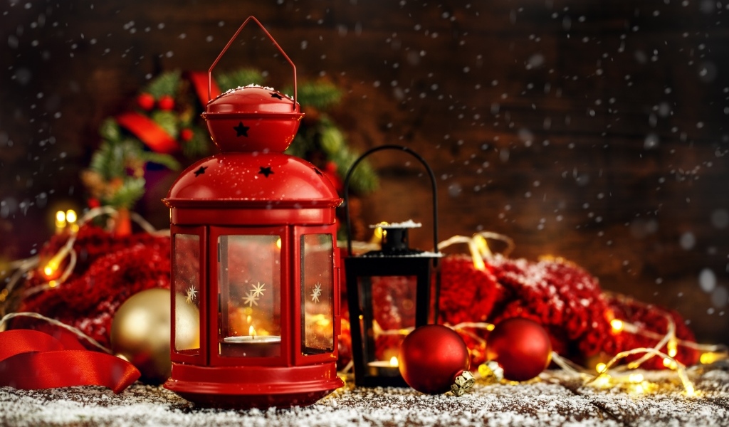 Красный фонарь и новогодние игрушки