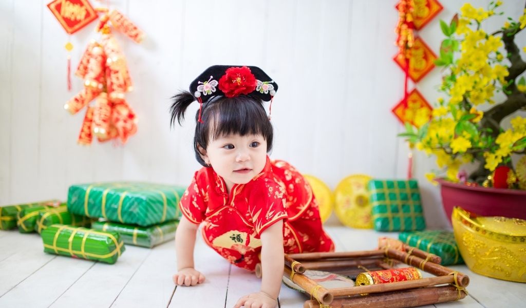 Девочка азиатка в национальном костюме