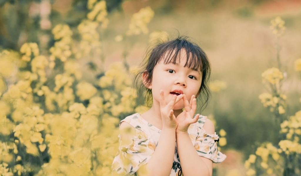 Девочка азиатка в желтых цветах