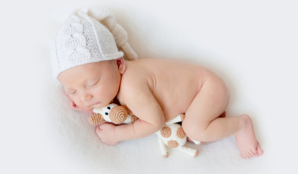 Ребенок спит с любимой игрушкой 