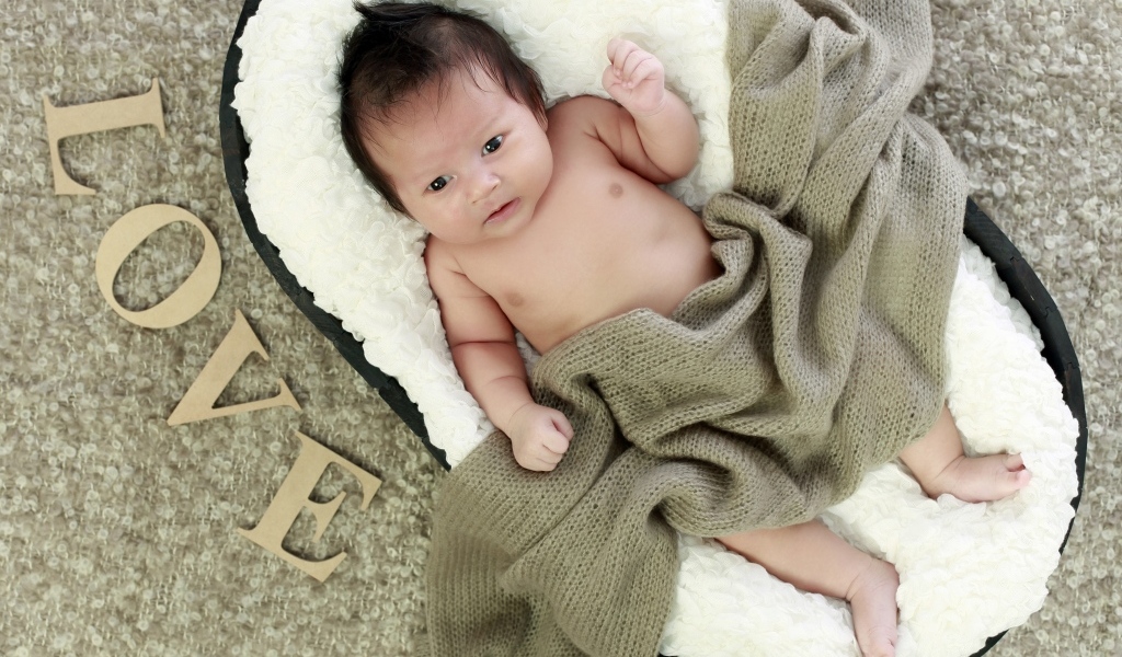 Красивый малыш с надписью любовь