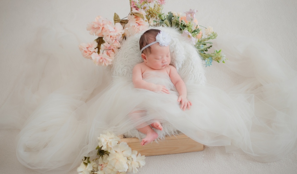 Красивая кровать с цветами для спящей красавицы