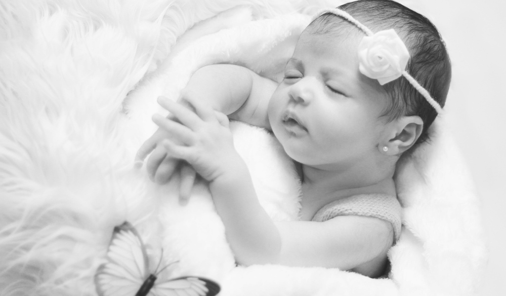 Красивое черно-белое фото новорожденной девочки