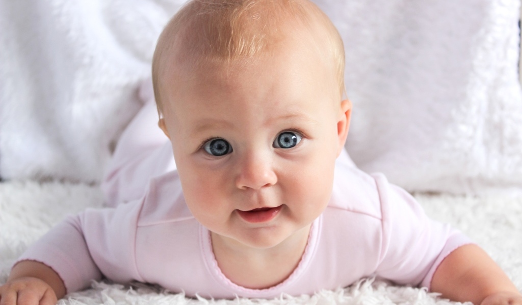 Красивая голубоглазая новорожденная девочка