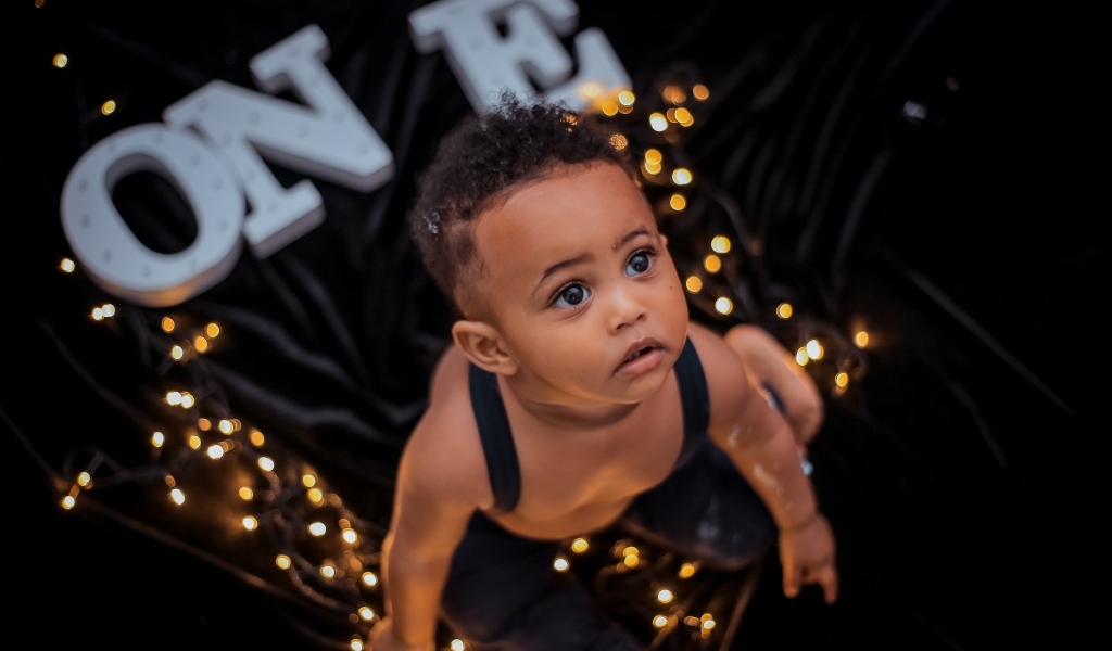 Красивый ребенок с гирляндой