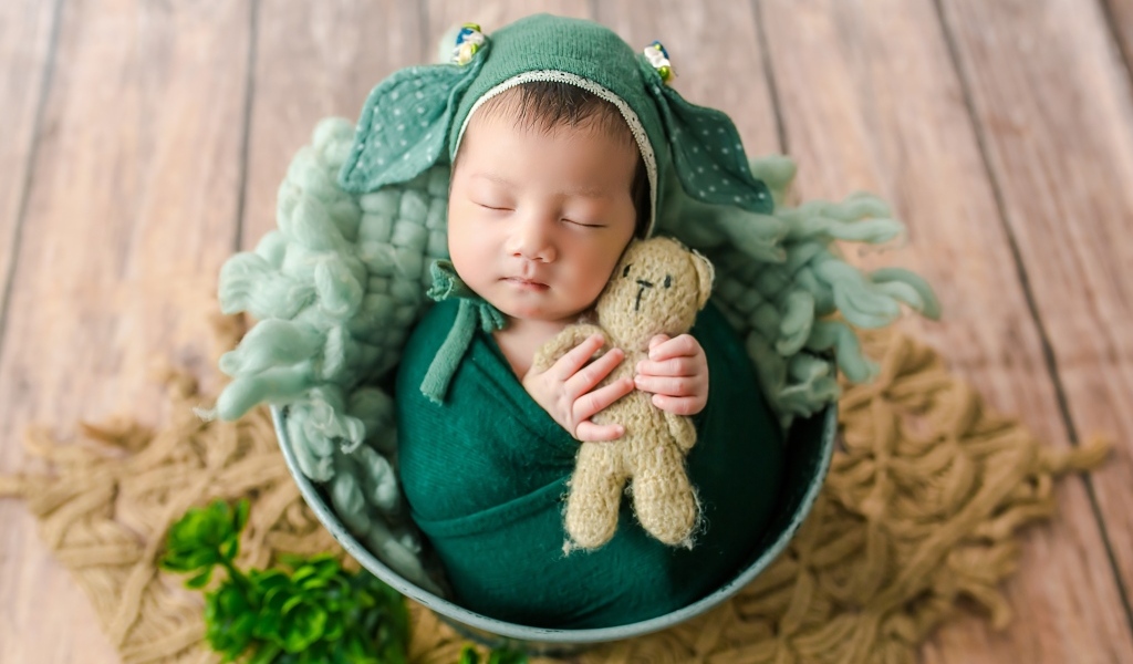 Красивый костюм на новорожденном ребенке